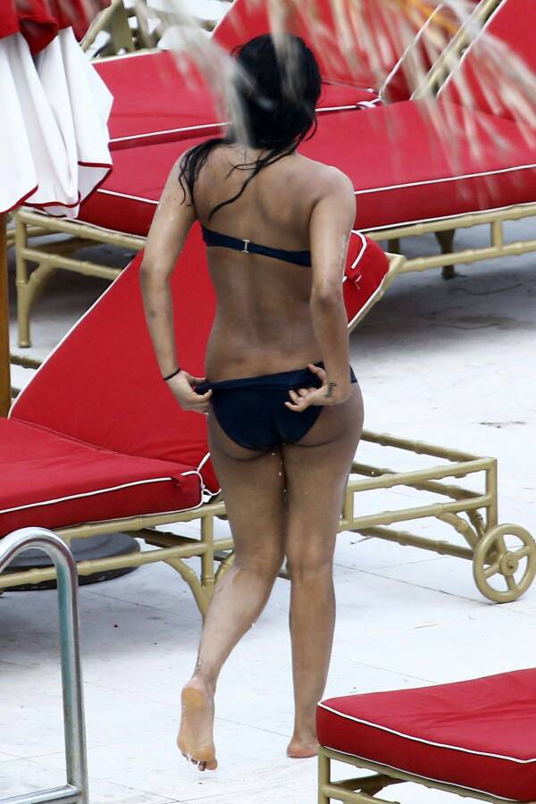 These pictures of Priyanka Chopra in a SEXY bikini as the beach babe is breaking the internet and here’s why1
