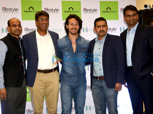 tiger shroff at the inauguration of lifestyle store in seawoods 1