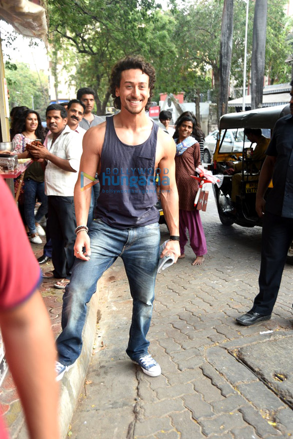 tiger shroff snapped buying gq magazine with him on cover 6