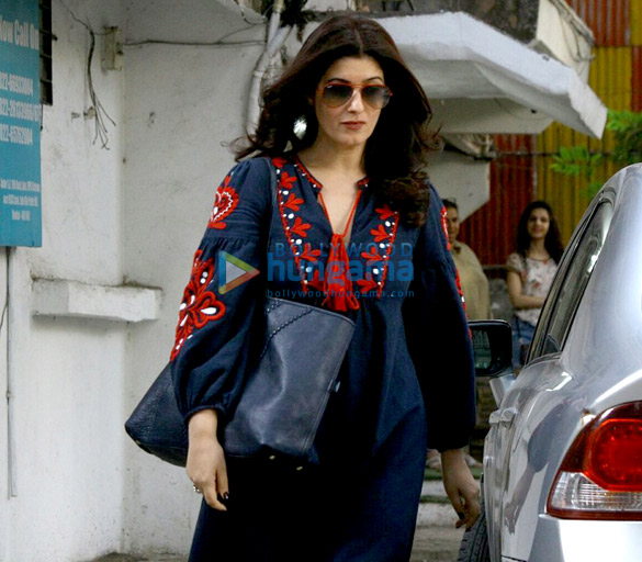 twinkle khanna snapped post salon session in juhu 6