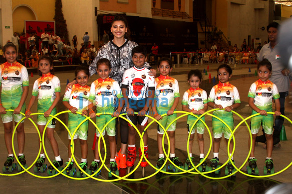 urvashi rautela graces the event to establish a world record for hula hooping while roller skating 4