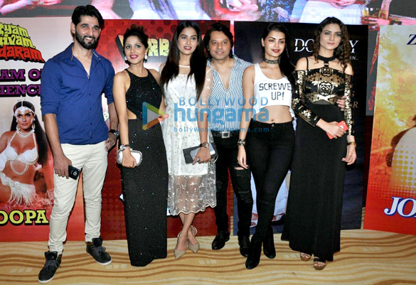 zeenat aman graces the launch of love life screw ups 2