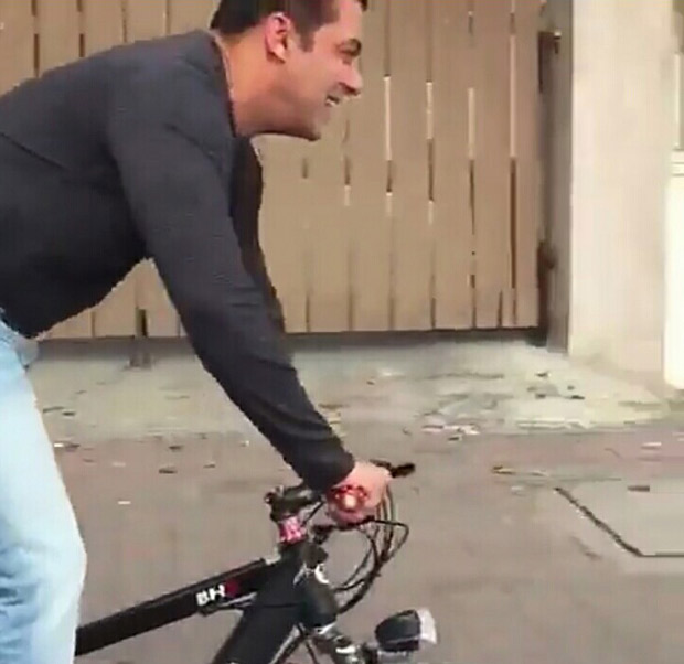 Watch: Salman Khan surprises Shah Rukh Khan’s fans on his e-cycle outside Mannat