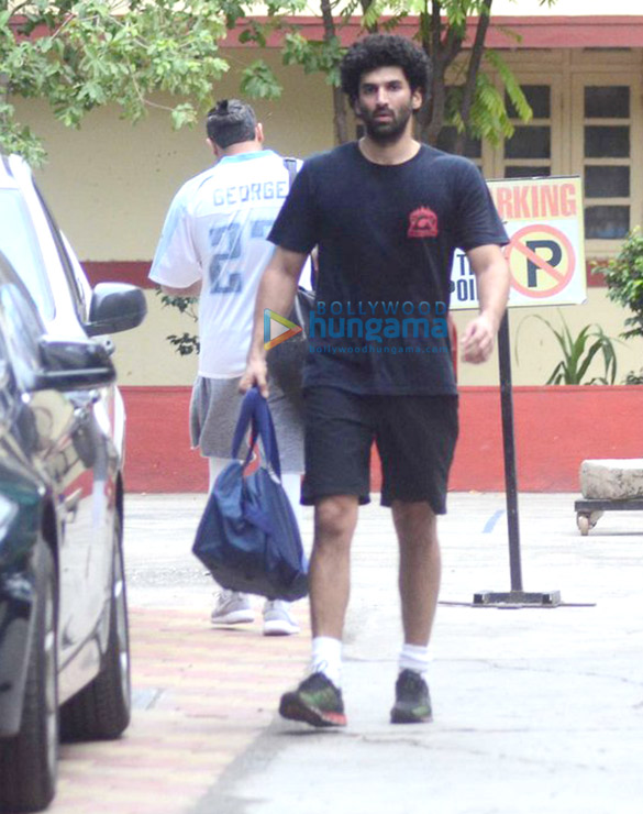 aditya roy kapoor and rhea chakraborty snapped post gym in bandra 3