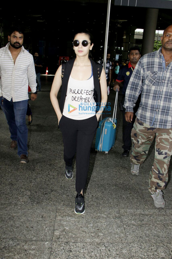 alia bhatt snapped at the airport 7