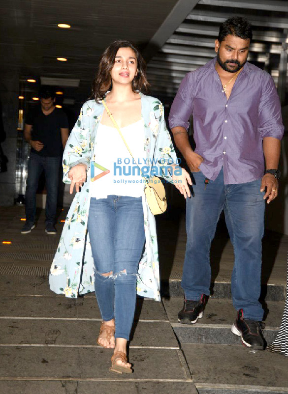 alia bhatt snapped post dinner with friends at hakassan 2
