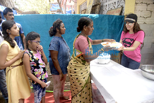 ameesha patel serves food to the needy in mumbai 2