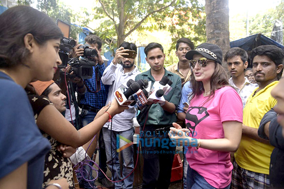 ameesha patel serves food to the needy in mumbai 3