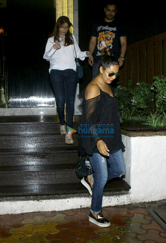 gauri khan shweta nanda snapped at restaurant launch 3