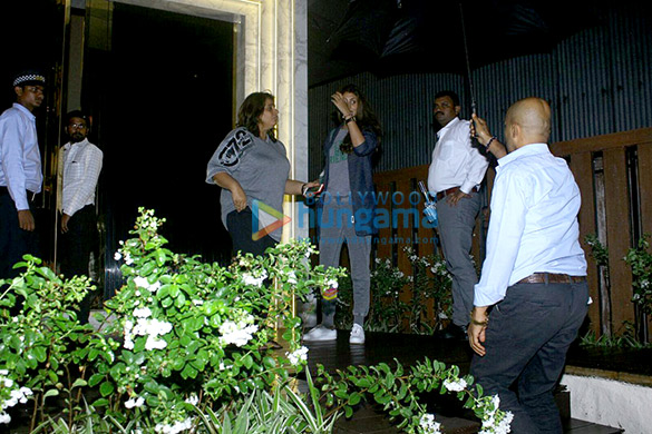 gauri khan shweta nanda snapped at restaurant launch 5