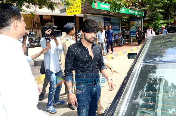himesh reshammiya and his wife snapped in family court for divorce counselling5