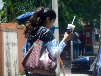 Jahnavi Kapoor snapped at the gym with a mystery guy as he hides from paparazzi