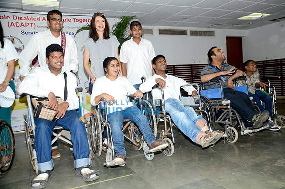 kalki koechlin interacts with special kids from ngo adapt 2