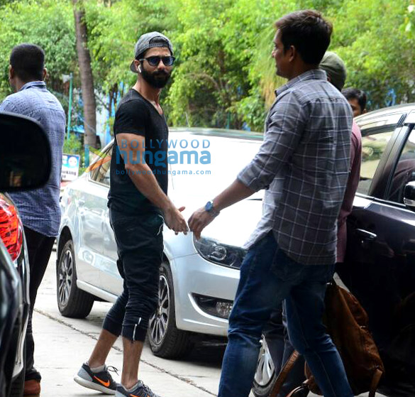 kareena kapoor khan amrita arora shahid kapoor bipasha basu and karan singh grover snapped outside the gym 6