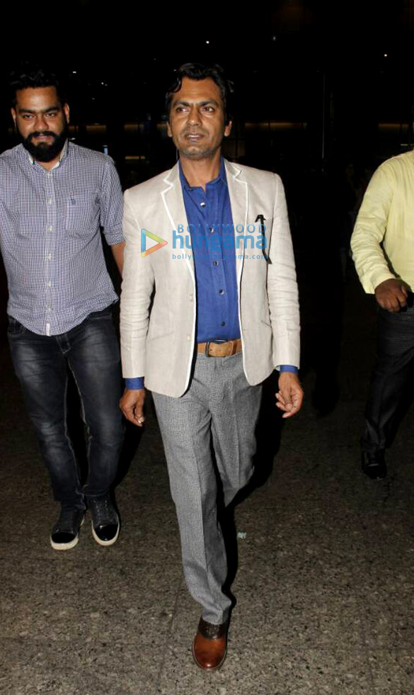 karisma shruti disha and nawazuddin snapped at the mumbai airport 8