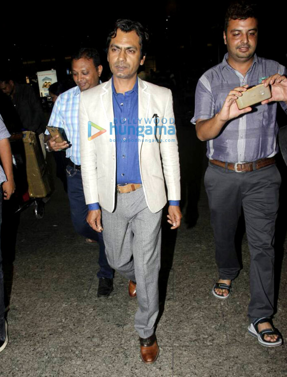karisma shruti disha and nawazuddin snapped at the mumbai airport 9
