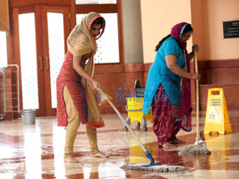 Kartik Aaryan and Kriti Kharbanda help out in a Gurudwara while shooting gor Guest iin London