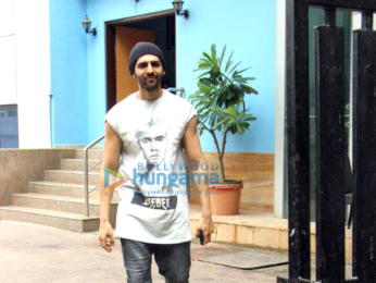 Kartik Aaryan snapped promoting his film 'Guest Iin London' in Surat