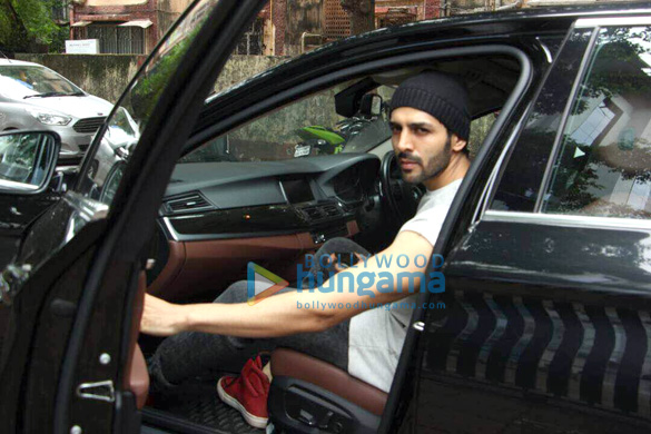 kartik aaryan snapped promoting his film guest iin london in surat 4