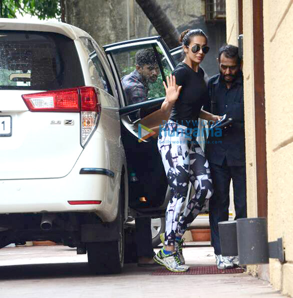 malaika arora snapped in bandra 2