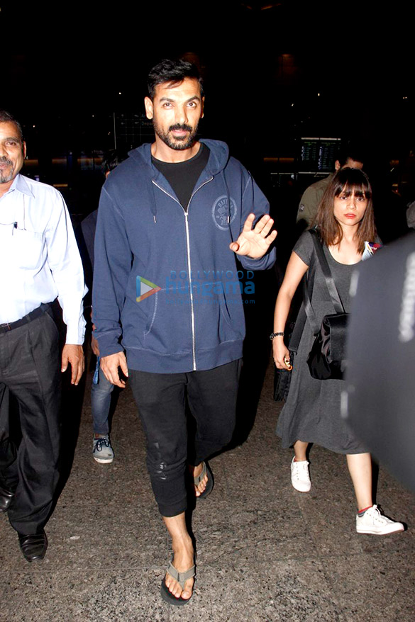 malaika john and twinkle snapped at the airport 4