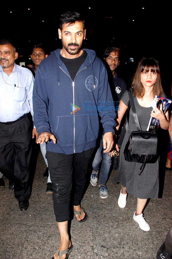 malaika john and twinkle snapped at the airport 5