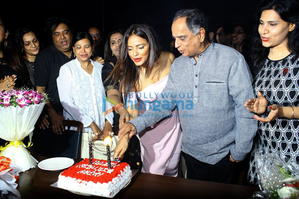 neetu chandra celebrates her 33rd birthday with her family and friend 4