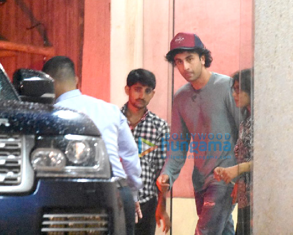 ranbir kapoor snapped in bandra 2