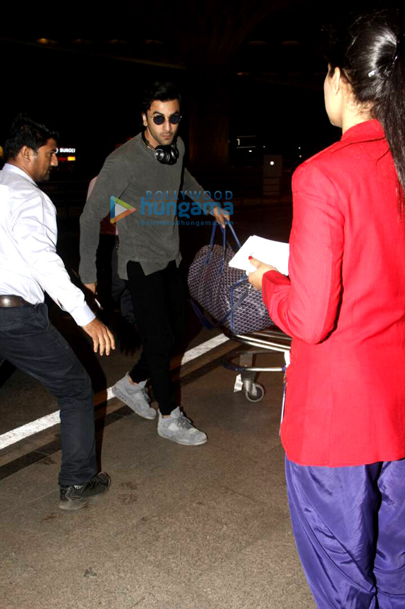 ranbir sushant kriti snapped at the airport 3