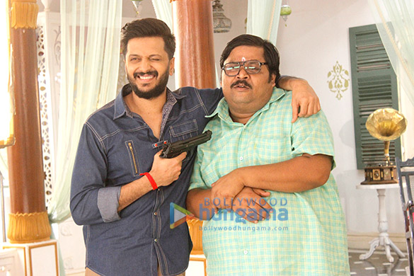 riteish deshmukh snapped promoting bank chor on the sets of chidiya ghar 1