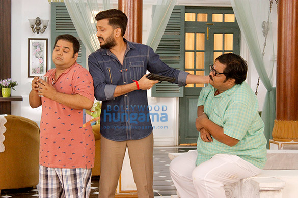 riteish deshmukh snapped promoting bank chor on the sets of chidiya ghar 5