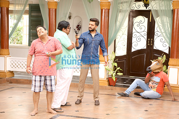 riteish deshmukh snapped promoting bank chor on the sets of chidiya ghar 6