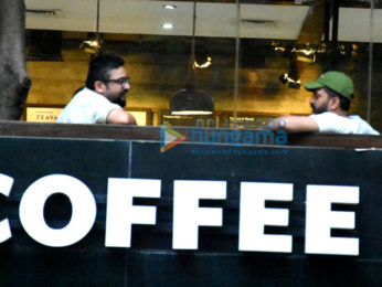 Riteish Deshmukh enjoys a coffee session with close friends