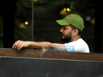 Riteish Deshmukh enjoys a coffee session with close friends