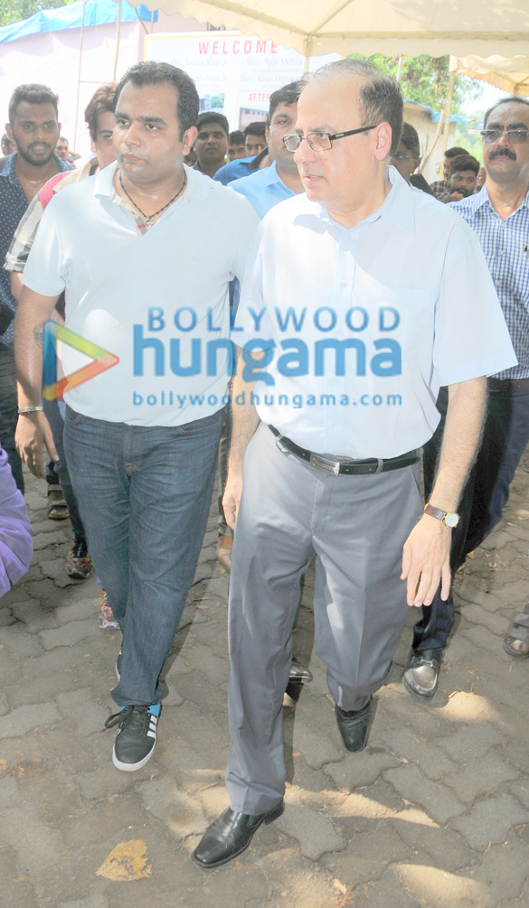 salman khan bmc chief ajoy mehta shekhar tolani join hands to make mumbai open defecation free 3