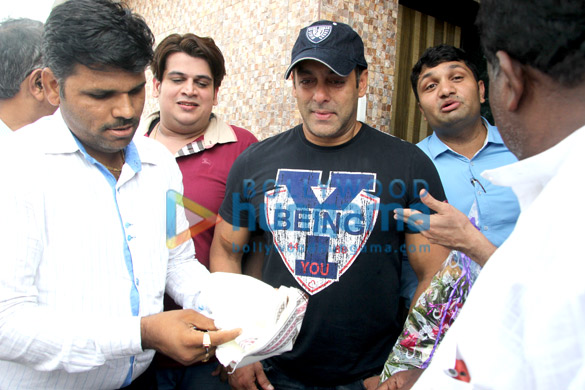 salman khan bmc chief ajoy mehta shekhar tolani join hands to make mumbai open defecation free 6