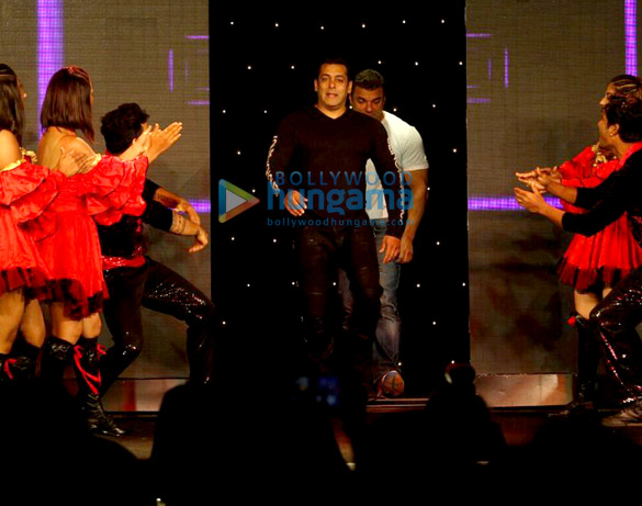 salman khan introduces matin ray tangu at tubelight song launch 6
