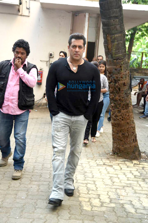salman khan snapped during tubelight promotions 2
