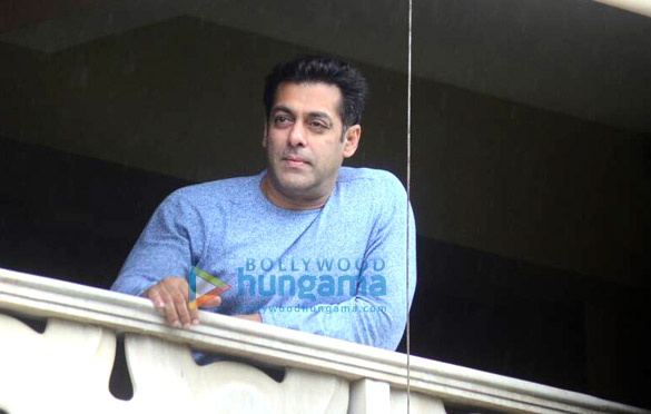 salman khan wishes all his fans eid mubarak from his home in bandra 3