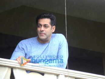 Salman Khan wishes all his fans Eid Mubarak from his home in Bandra