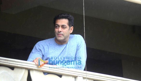 salman khan wishes all his fans eid mubarak from his home in bandra 5