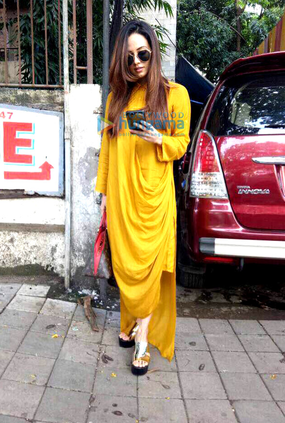 sana khan spotted in juhu post her hair spa session 2