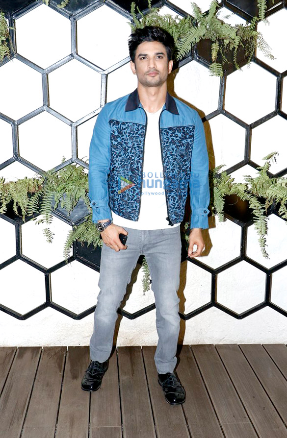 shah rukh khan alia bhatt sonam kapoor jacqueline fernandez and others at arth lounge opening bash 20