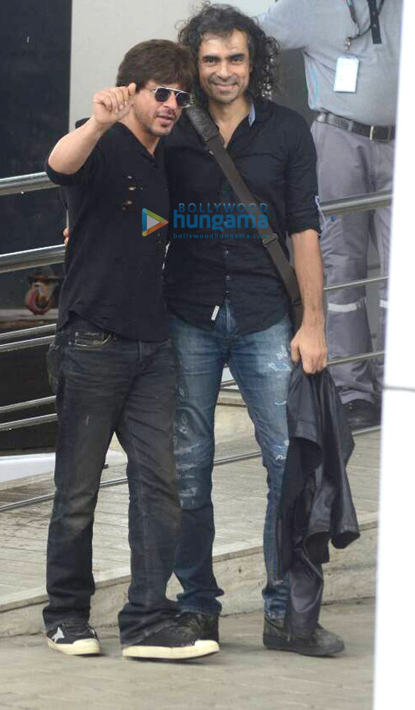 shah rukh khan and imtiaz ali snapped leaving to promote their film jab harry met sejal in ahmedabad 5