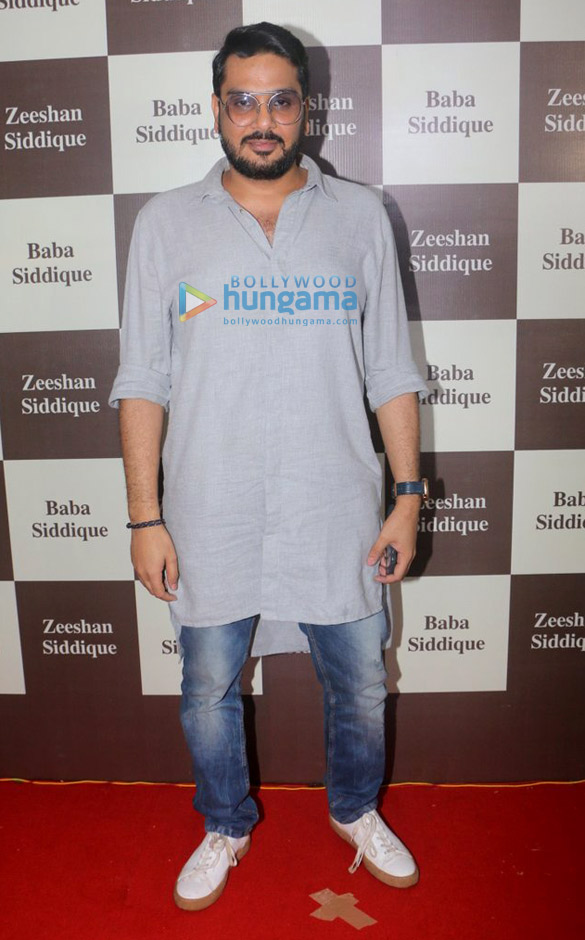 shah rukh khan and salman khan grace baba siddiques iftaar party 18
