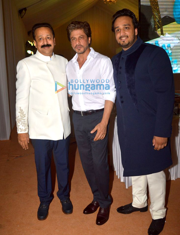shah rukh khan and salman khan grace baba siddiques iftaar party 21