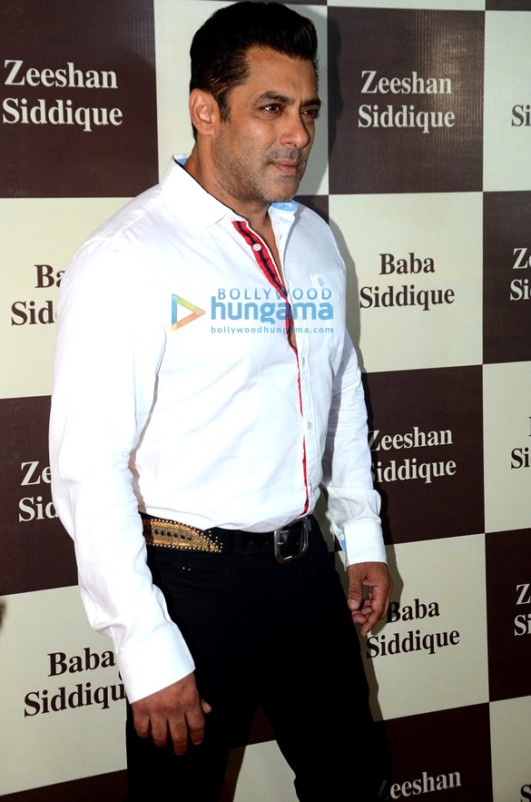shah rukh khan and salman khan grace baba siddiques iftaar party 32