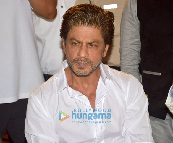shah rukh khan and salman khan grace baba siddiques iftaar party 8