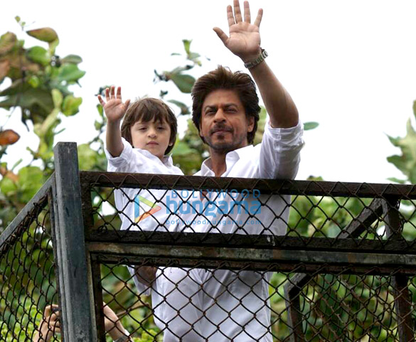 shah rukh khan and his abram khan snapped at their house mannat on eid today 1