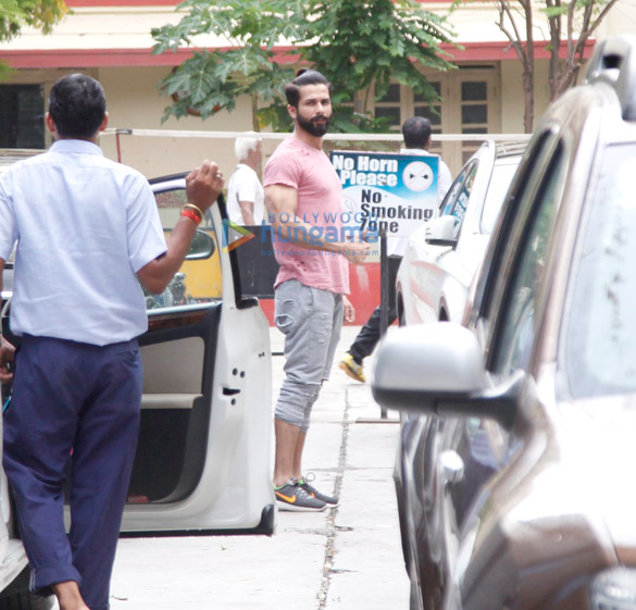 shahid kapoor snapped at the gym today 3